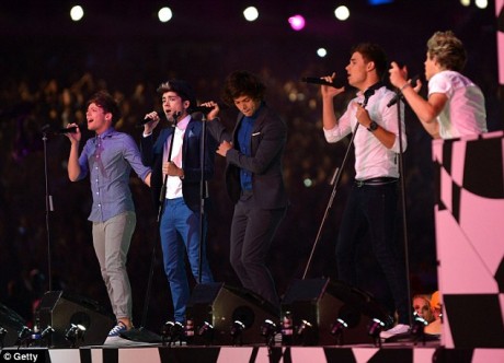 One-Direction-looked-dashing-in-casual-look-as-they-performed-at-the-Olympic-Closing-Ceremony-2012